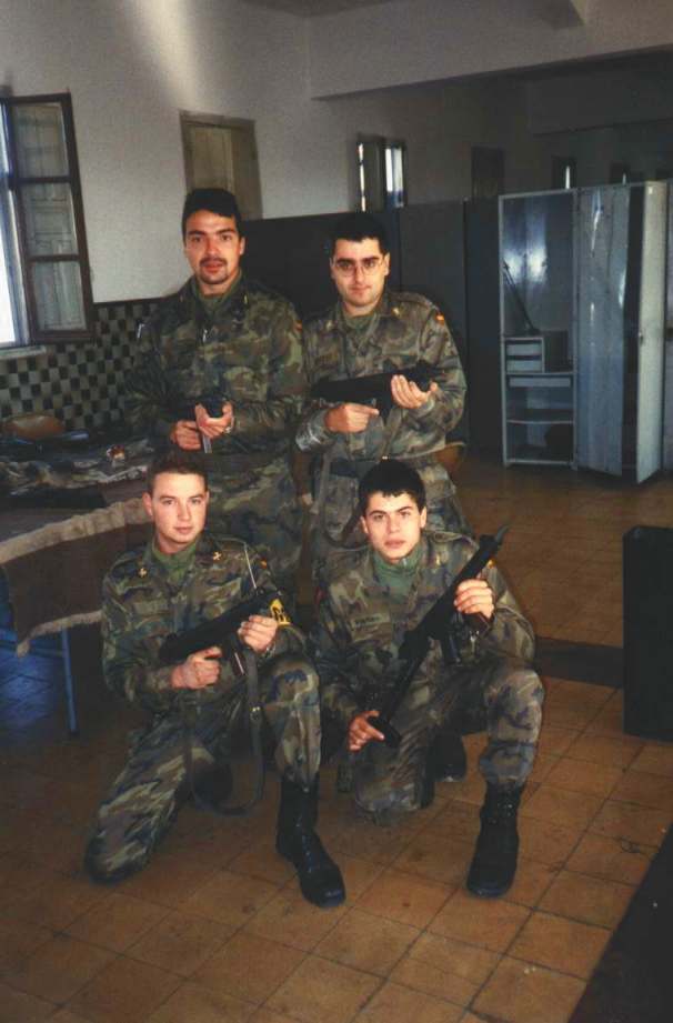 Revisando el Armamento en el Cuartel, en la Mili ( Valladolid )