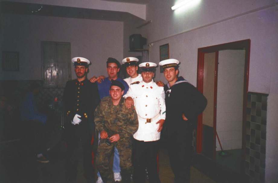 De Fiesta en el Cuartel, en la Mili ( Valladolid ), con los colegas de la Marina