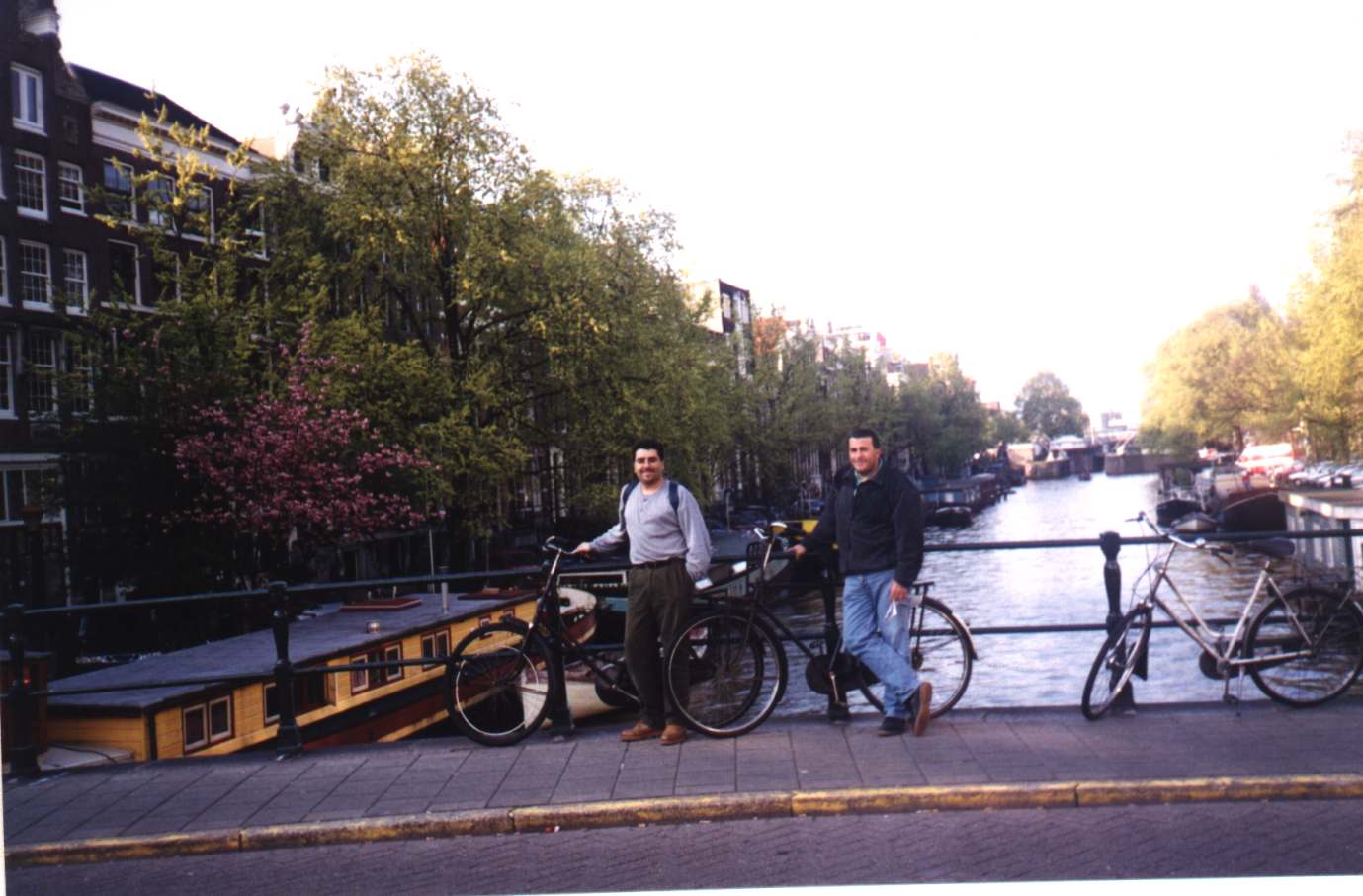 En uno de los numerosos puentes de Amsterdam, con las bicis: salgo con jorge.