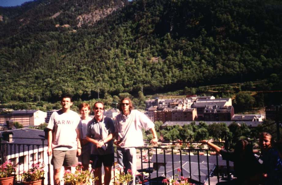 Visita a Andorra en el Viaje a Salou-Port Aventura;saque la foto a Nacho, Jose, Raul y Edu