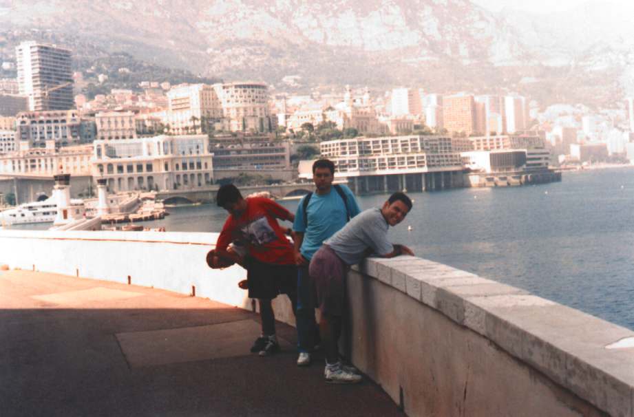 En Monaco, con Raul, y Andres;(mi hermano y yo)