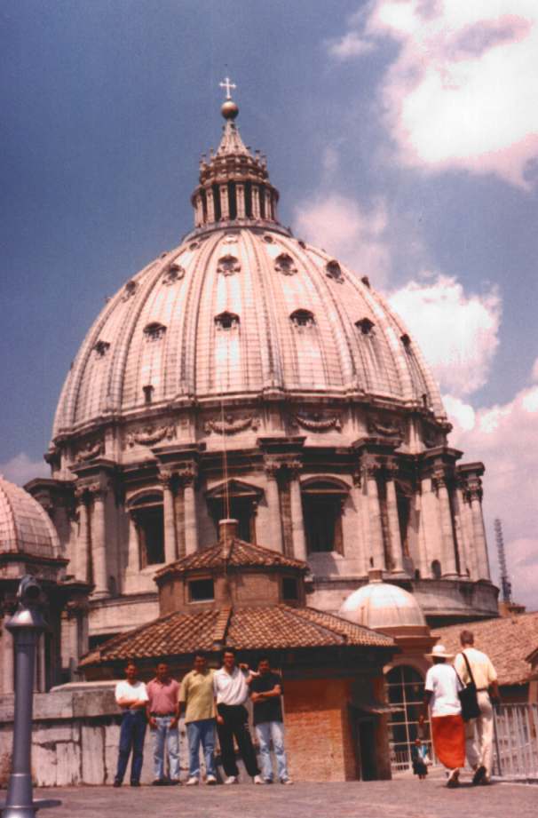 En el Vaticano, con Raul, Edu y Andres;ademas salimos mi hermano y yo.
