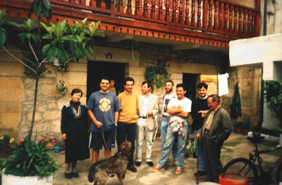 De visita en casa de los abuelos de Soso en Los Corrales de Buelna con Jose Angel, Raul, Andres, Soso, el padre y sus abuelos